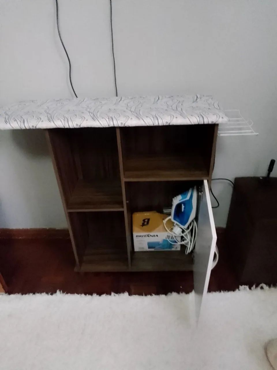 Armário com tábua de passar roupa 