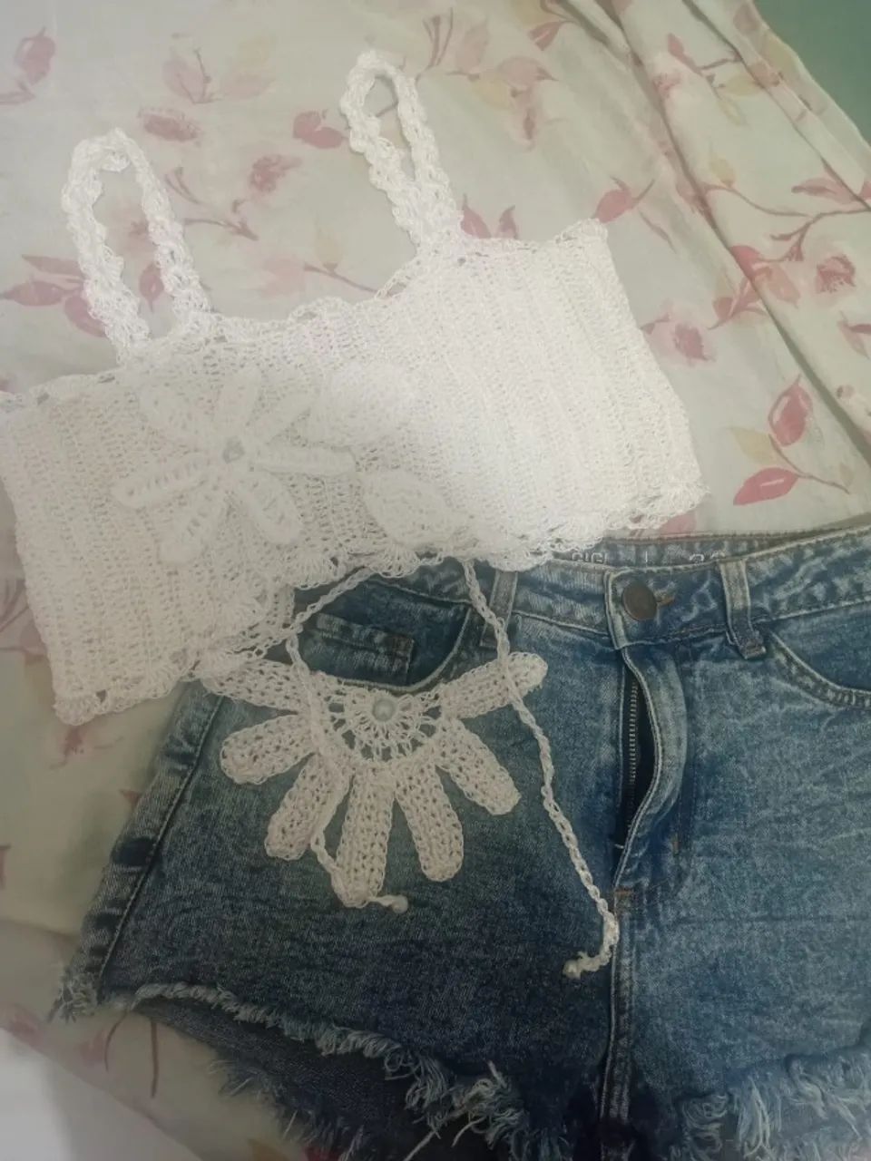 Pronta entrega.Croped de crochê e short Jeans c aplicação de crochê... - Foto 2