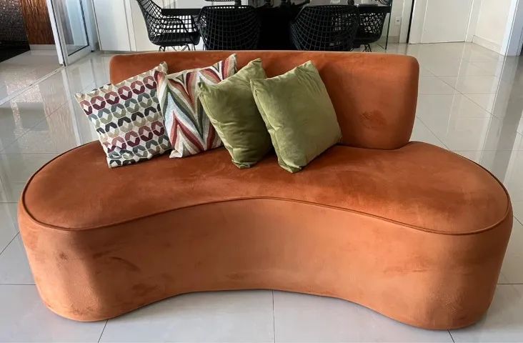Sofá curvo cor terracota + duas poltronas - Foto 2