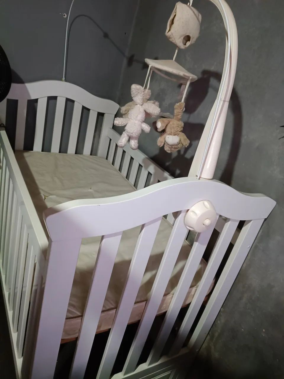 Berço de bebê + colchão + mobile 