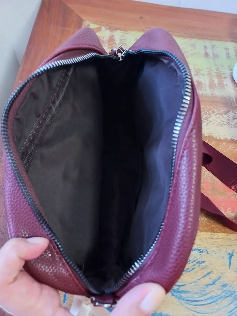 Bolsa feminina com alça na cor vinho - NOVA - Foto 4