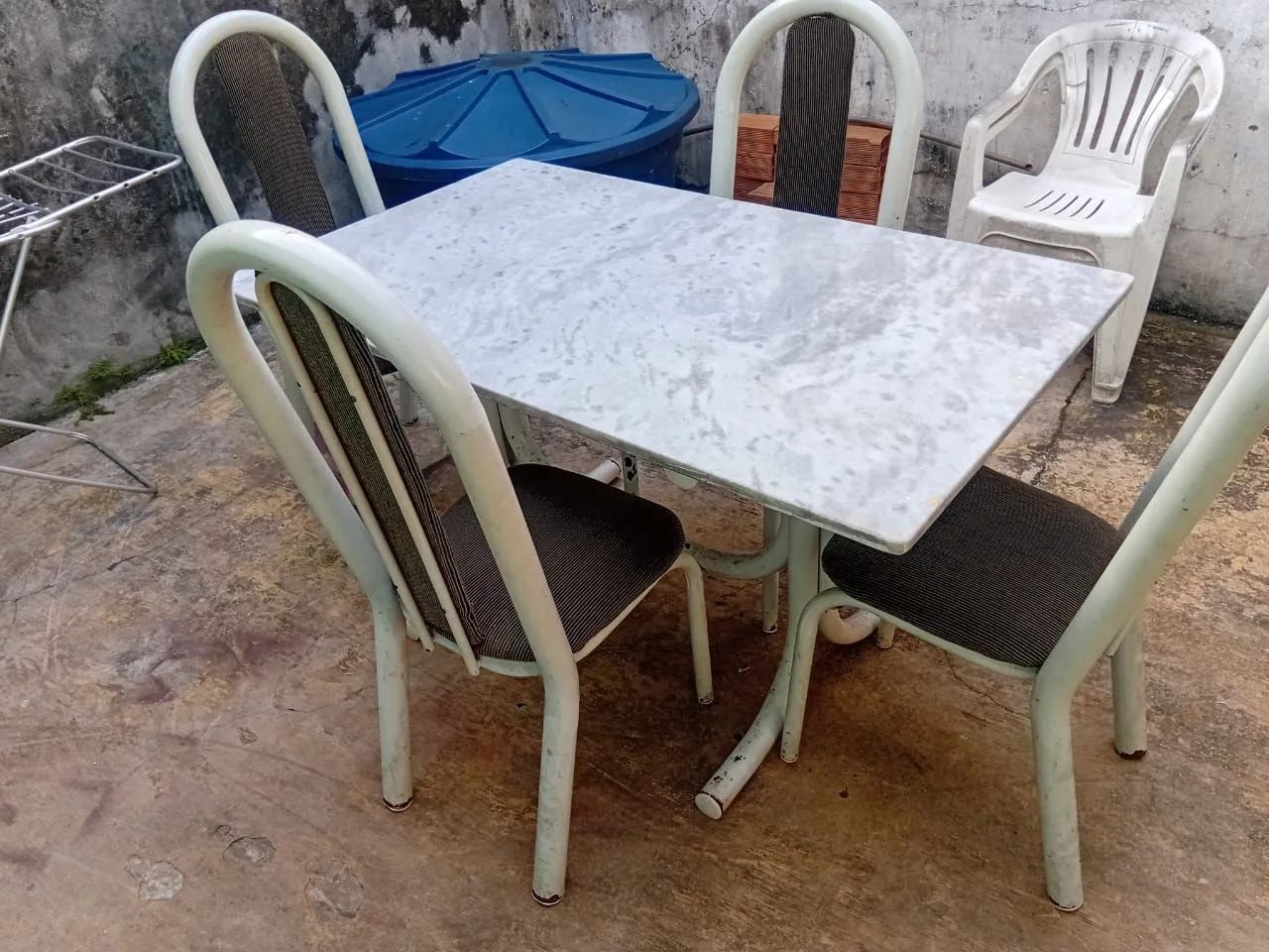 Mesa de mármore com 4 cadeiras  - Foto 5