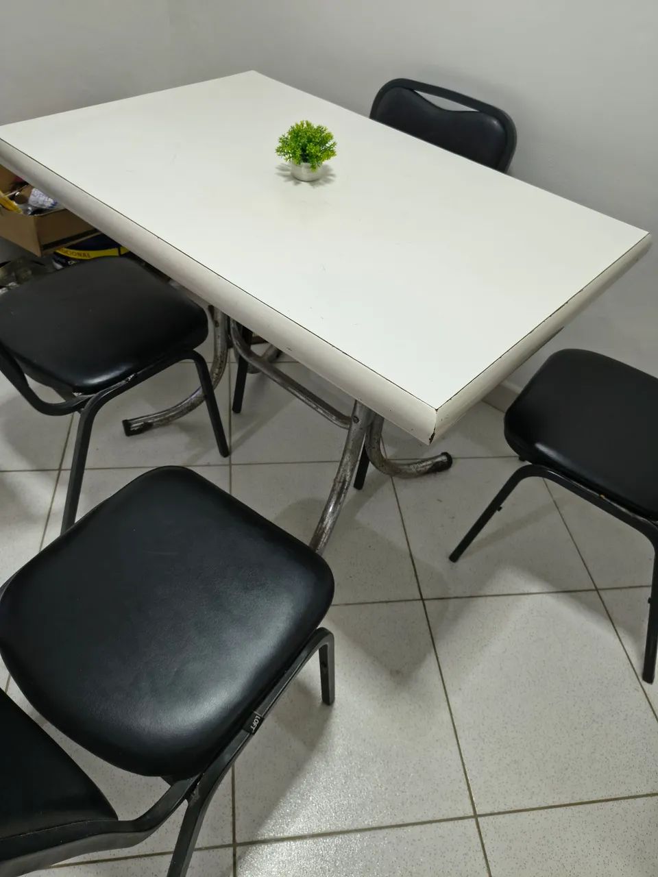 Mesa com 4 cadeiras 