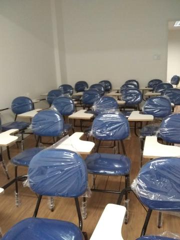 Cadeira universitária estofada com porta livros/prancheta lateral à vista dinheiro - Foto 2