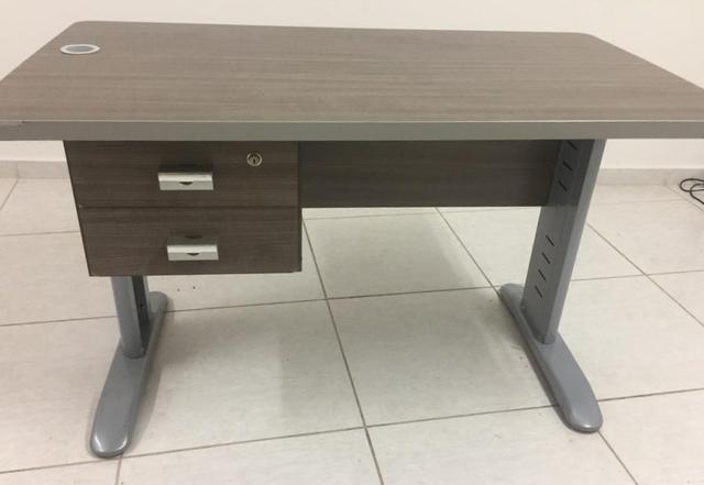 Mesa com gavetas - Foto 3