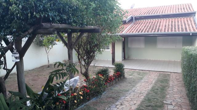 Casa com três quartos + churrasqueira