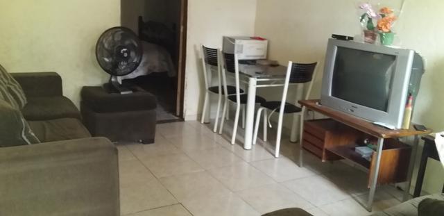 Vendo casa 2 quartos grande + kitinete de laje + terraço - Foto 2