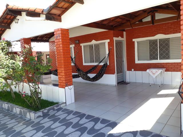 Casa Quitada, Escriturada e Mobliada, com 02 quartos, sendo um suíte e Varandas