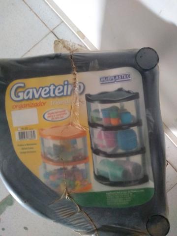 Prateleiras e gaveteiro