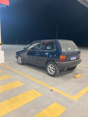 Carro semelhante ao Fiat Uno é cortado ao meio