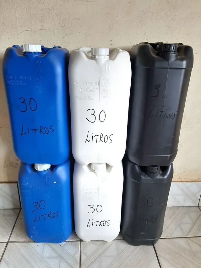 Temos galões de 15 20 25 30 e 50 litros novos lavados e limpos 