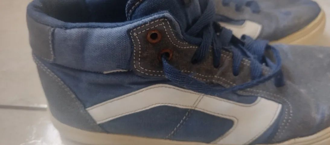 Bota de marca Drone estilosa e chinelo Adidas  - Foto 2