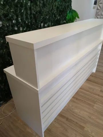 balcão de recepção reto ripado branco