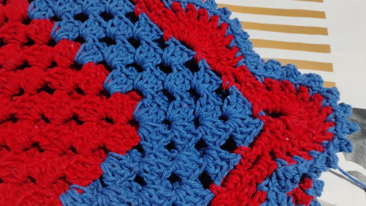 Tapete de crochê azul e vermelho