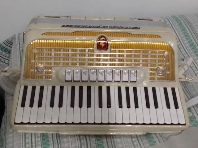 Acordeon Crucianelli 120 baixos - Foto 2