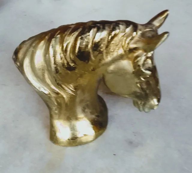 Bela Escultura bancada em bronze dourado representando Busto de Cavalo *Descrição - Foto 4