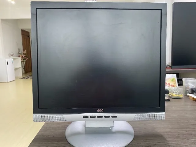 MONITOR 18" LCD COM AUTOFALANTES IMBUTIDO