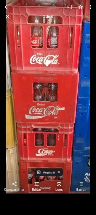 Caixa de Coca-Cola e garrafa de cerveja
