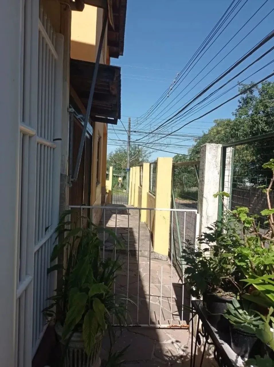 Vende-se belo sobrado com 2 Dormitórios, Sala, Cozinha, 02 banheiro e Vaga para 1 carro. A