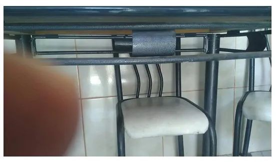 Mesa c/ 4 cadeiras  de ferro estofadas  - Foto 5