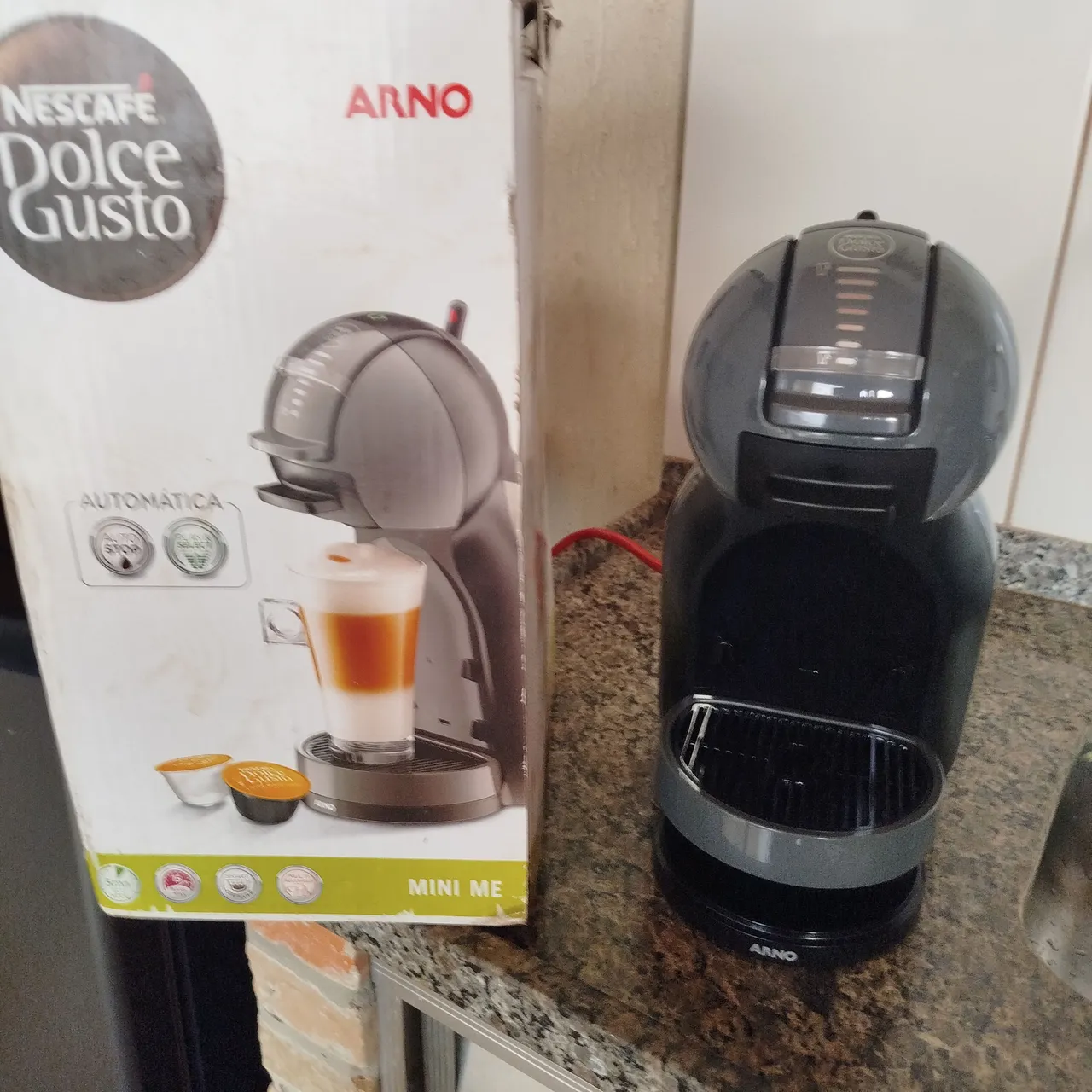 Cafeteira Nescafé Dolce Gusto Mini na caixaMe Arno