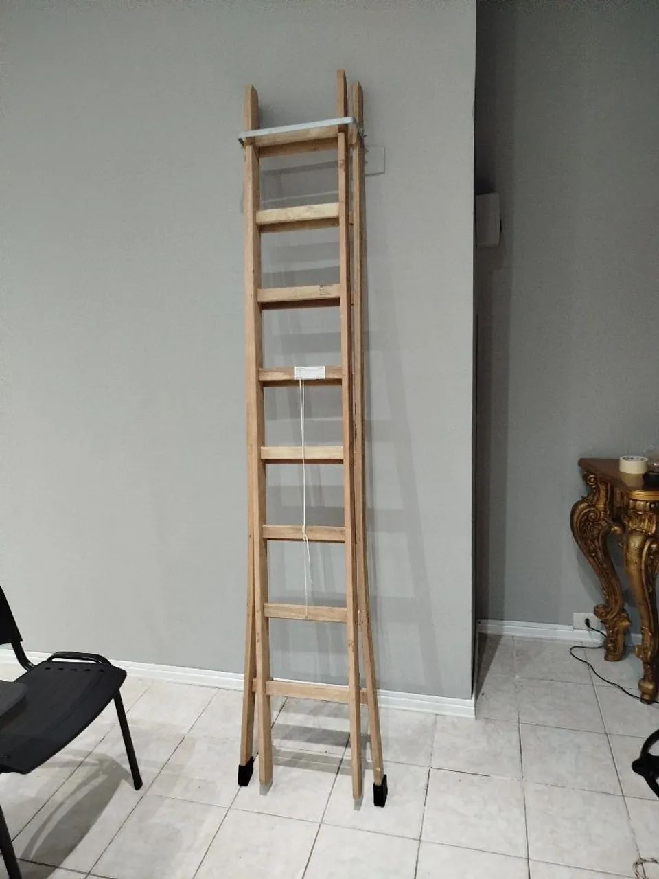 Escada de madeira- SEMI NOVA - Foto 2