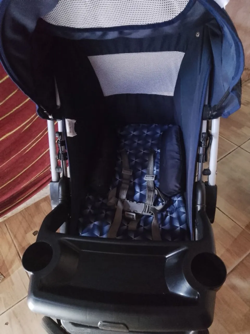 Carrinho de Bebê Azul Compacto e Prático