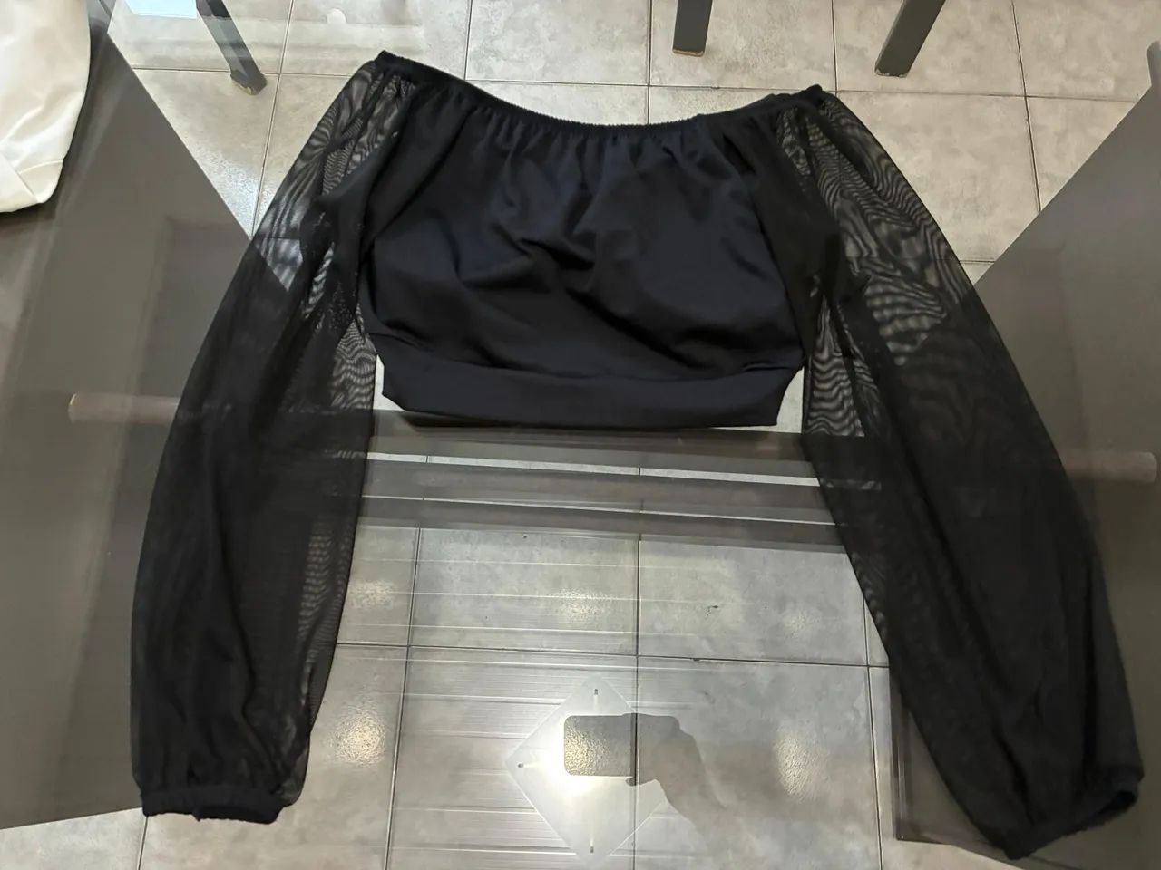 Vendo cropped preto brilhoso com manga de tule - Foto 2