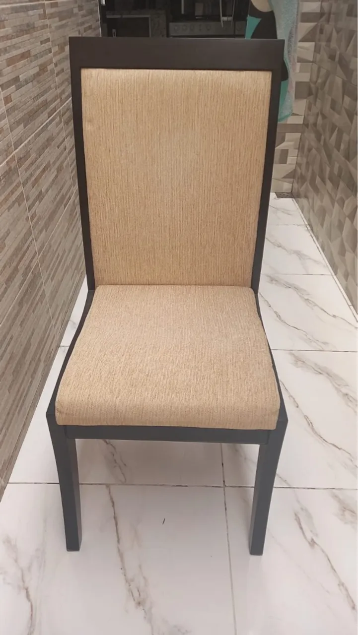 Cadeira de Jantar Elegante - Encosto Estofado