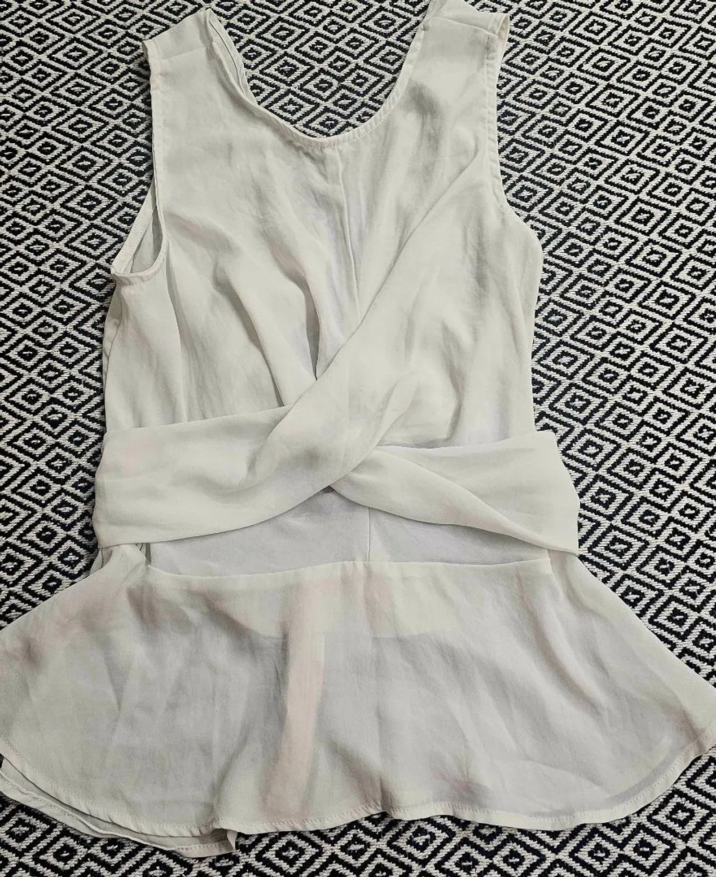 Lindas blusas e cropped super novas griffs diversas