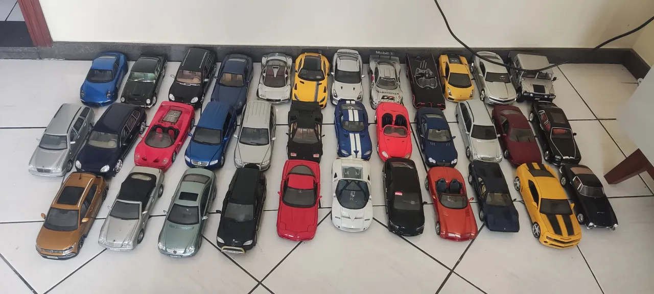 Coleção de Carrinhos miniaturas 33 carros em Escala 1:18