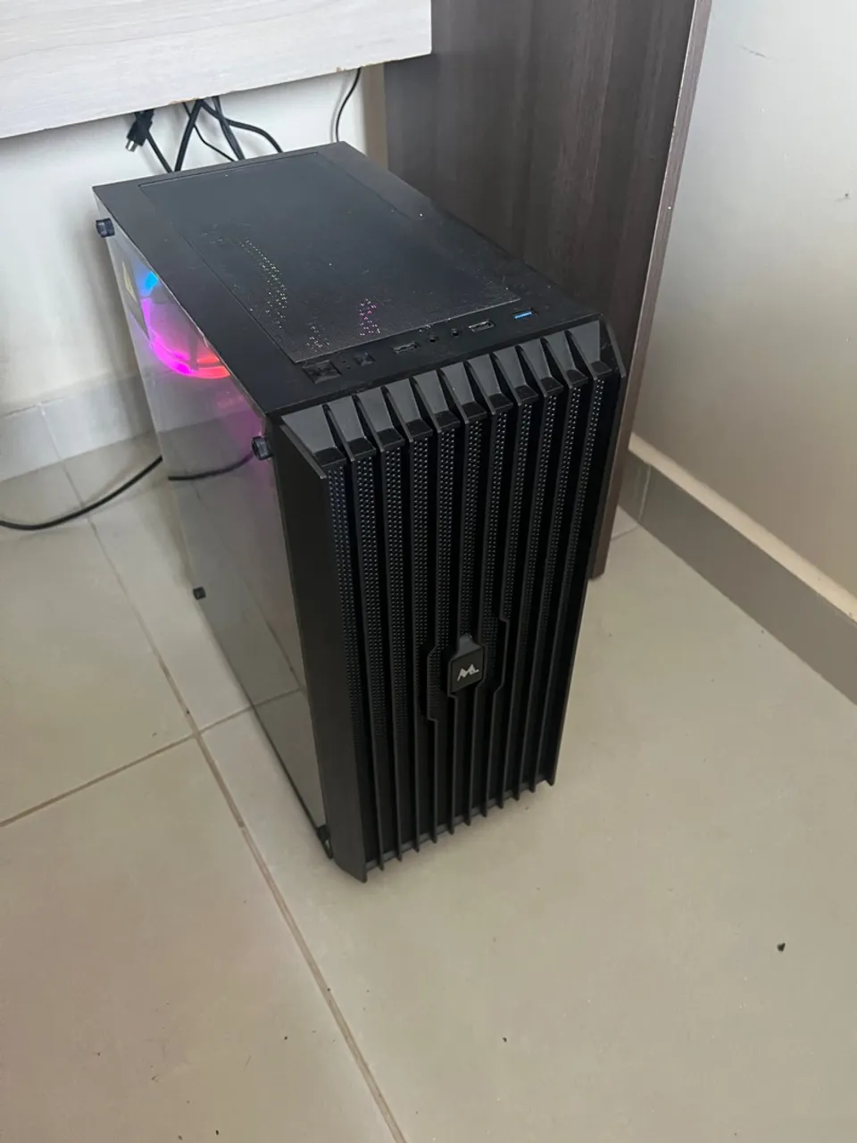 PC Gamer com Design Moderno e Iluminação RGB