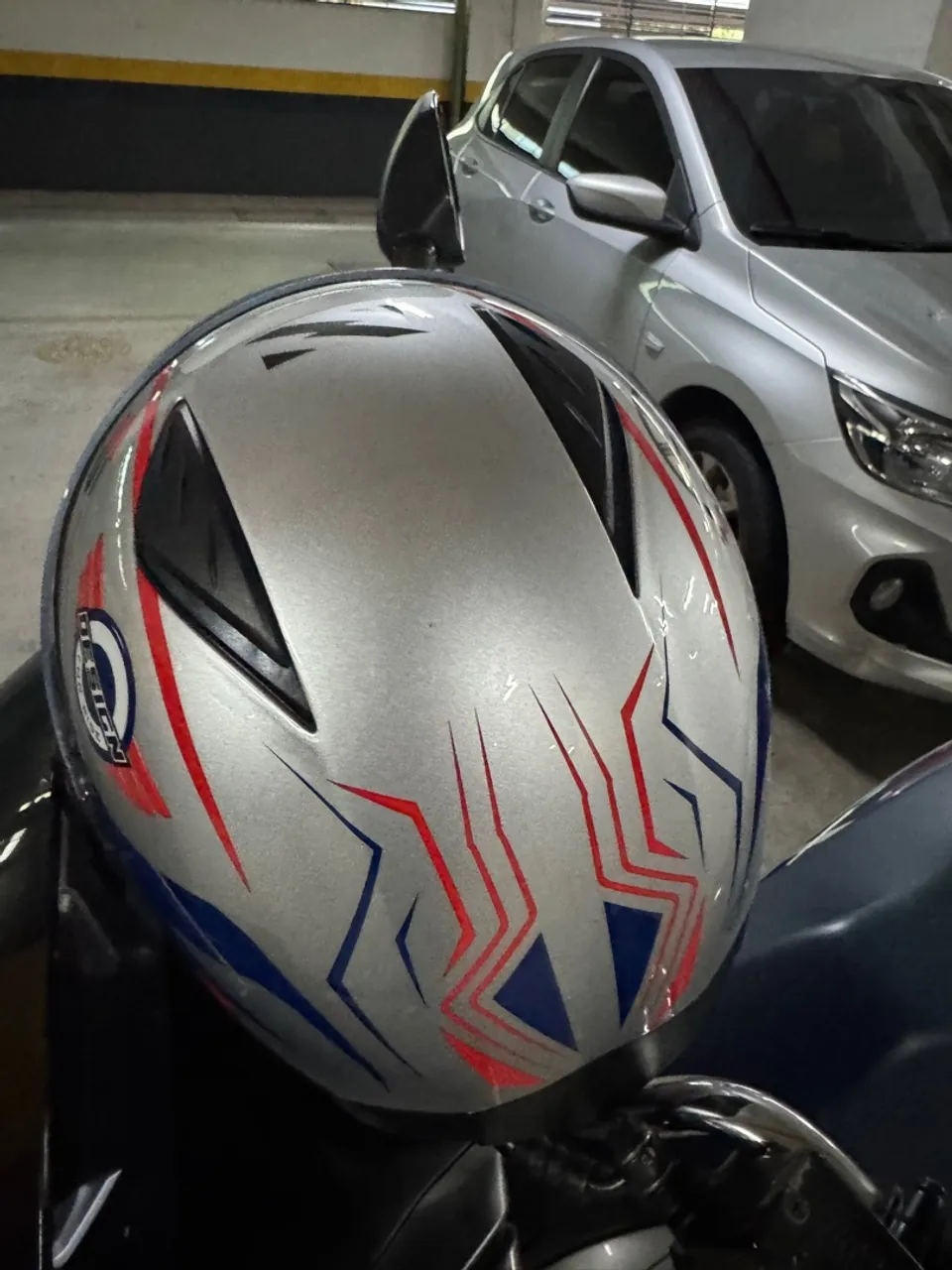 Capacete Moto - Prata com detalhes em vermelho e azul