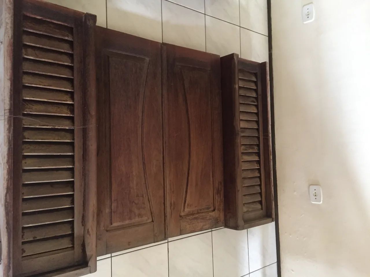 Vende-se porta e janela de madeira lei (pau d?arco) - Foto 2