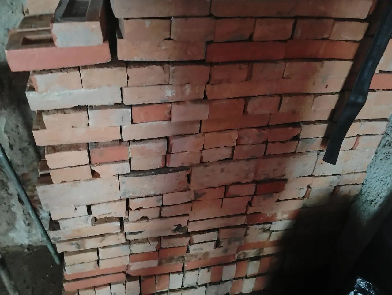 Selling bricks on-site for BRL 1.50 each; approximately 400 available