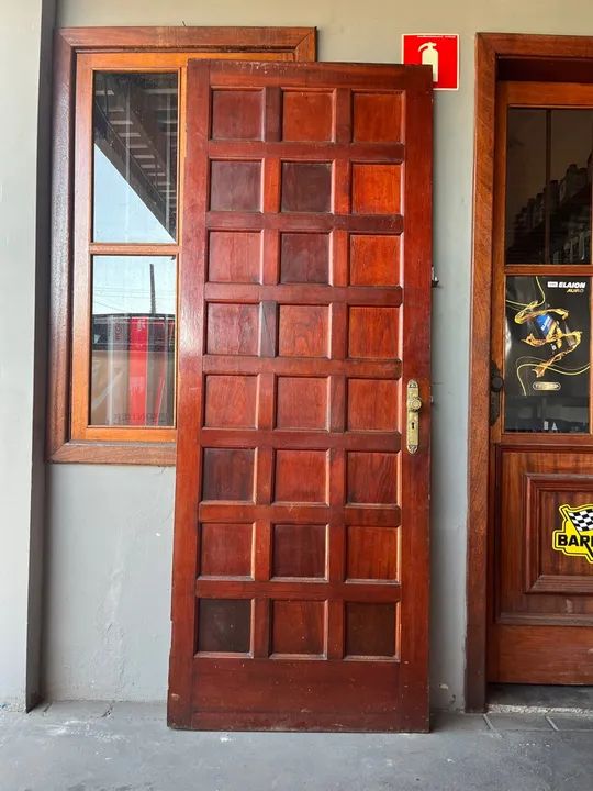 Porta de madeira maciça com design clássico - Foto 2