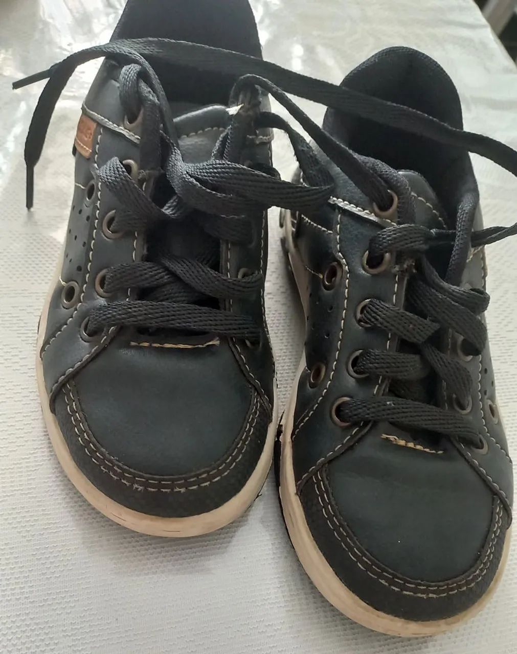 Um tênis  preto  tamanho 29 usado  