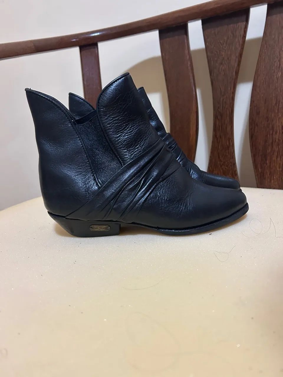 Bota de couro legítimo tamanho 35