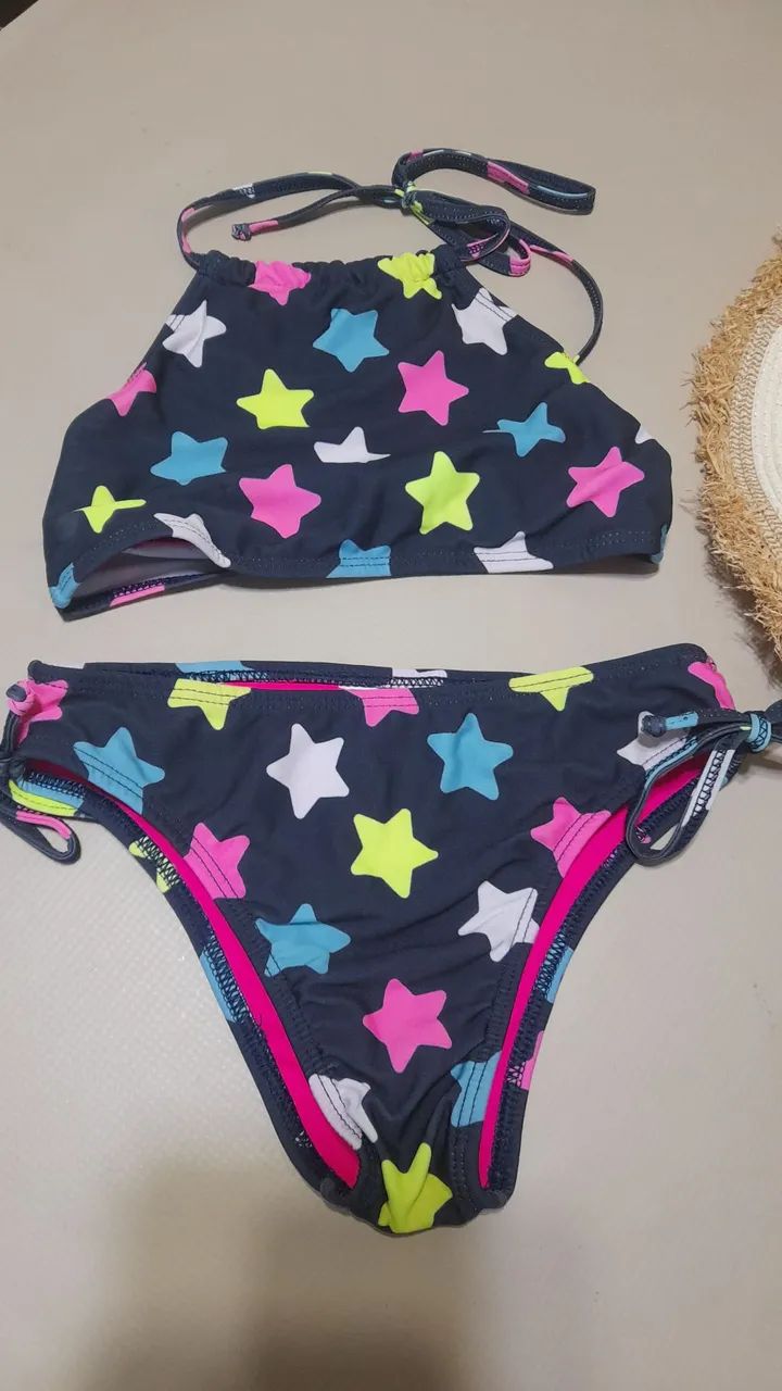 Vendo conjunto de Biquine e chapéu de palha decorado, seminovo Tamanho 9 anos - Foto 2