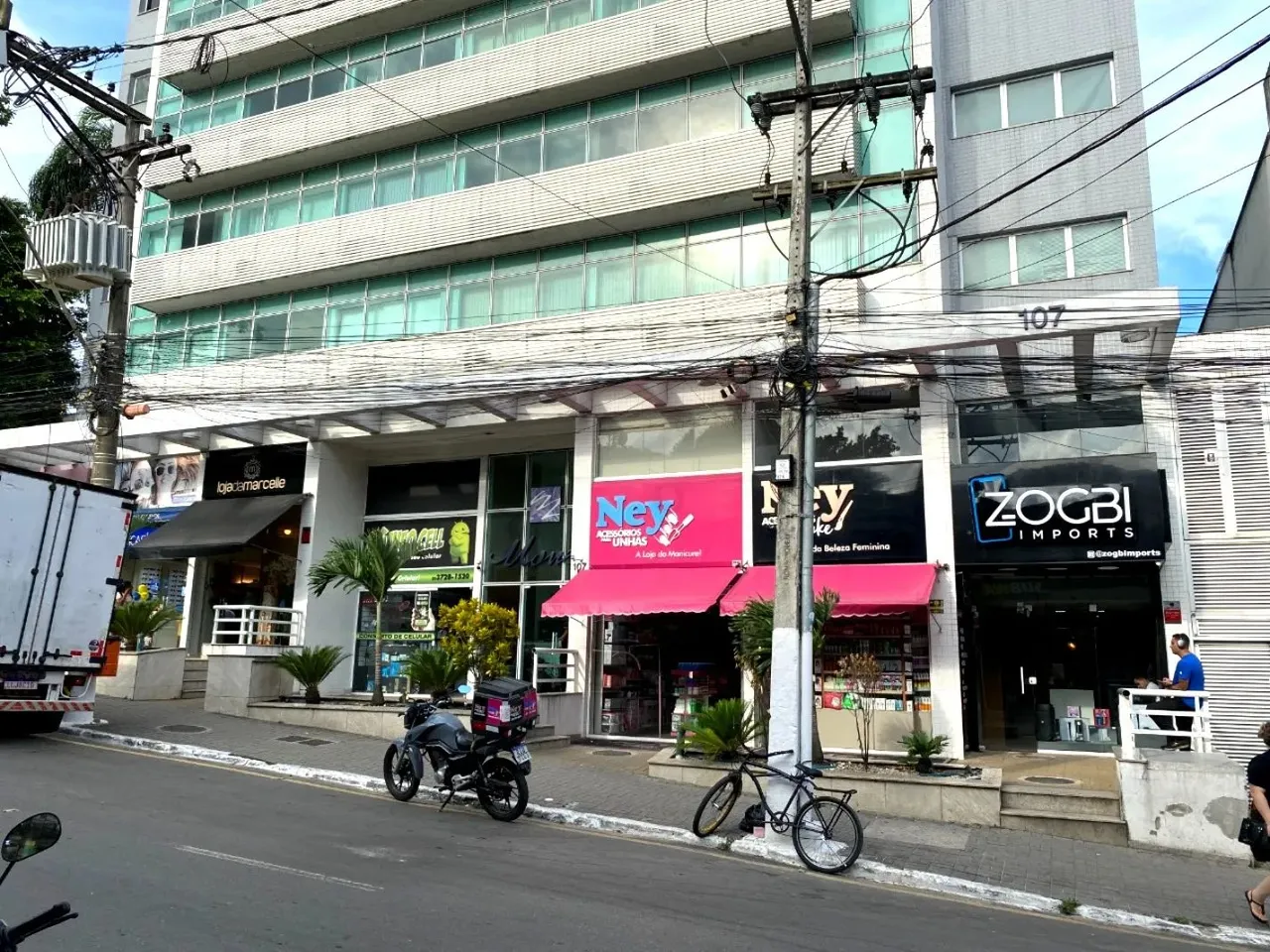 DELGADO aluga SALA, Ed. MONET com aproximadamente 30 metros - Centro - Itaborai-RJ.