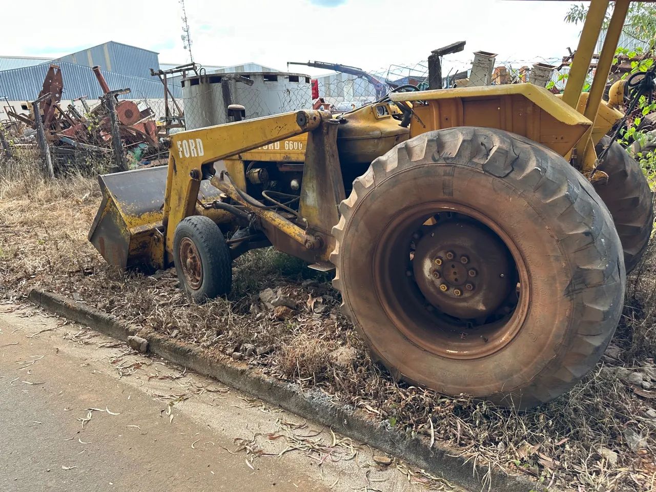 trator Ford 6600 com concha dianteira - Foto 6