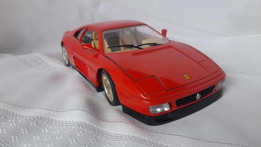 miniatura da Ferrari 348 tb 1989 1:18, maisto  Burago vermelha 3039 importada. Feita na It