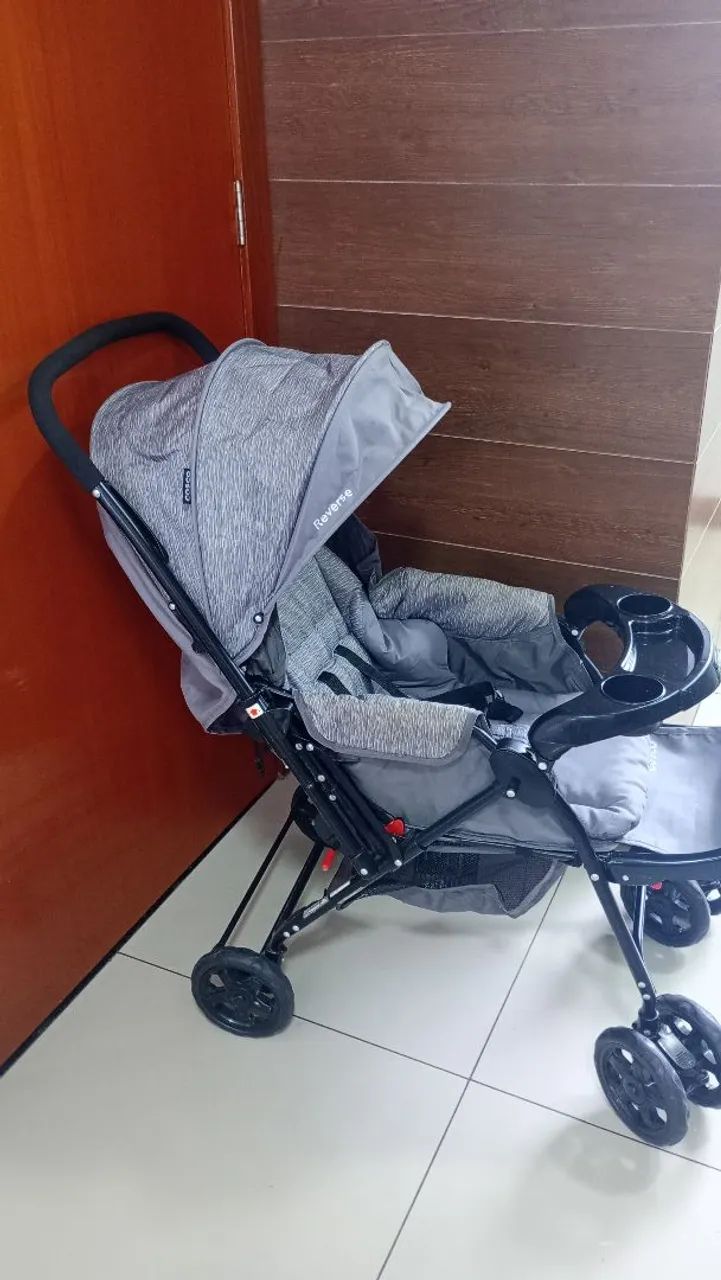 Carrinho de bebê Cosco reverse- preto Cinza - Semi-Novo - Foto 3