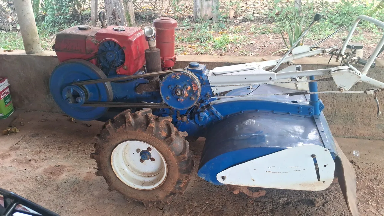 Trator/Enxada Rotativa ea carretinha Agrícola