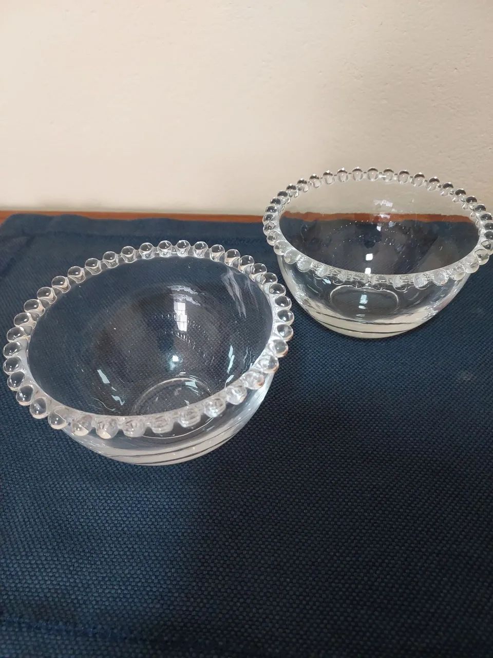 Jogo de 2 bowls de Vidro com Detalhe em bolinhas - Foto 2