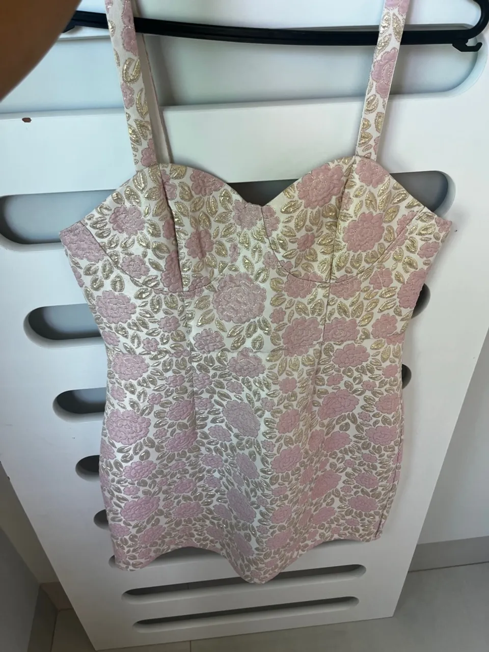 Vestido Floral Rosa e Dourado