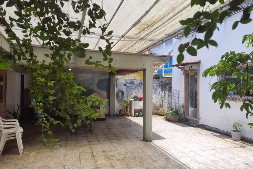 Casa dois andares com quintal, vaga para três garagens, dois banheiros, três quartos, area - Foto 4