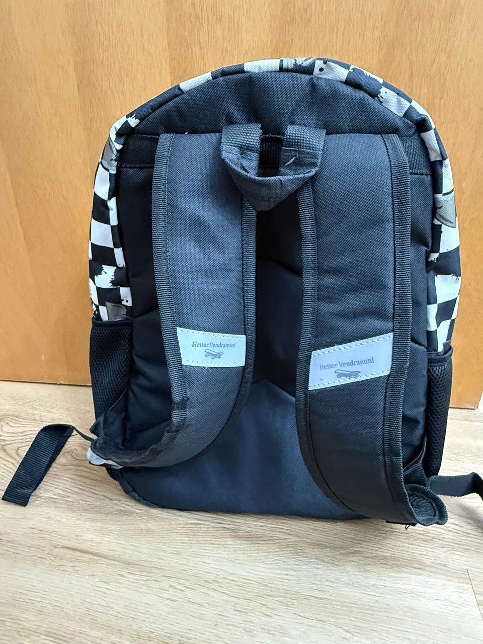 mochila com estampa de tubarões e xadrez - Foto 2