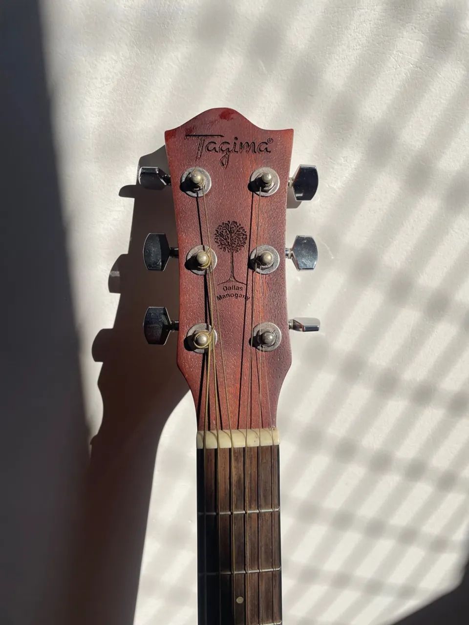 Violão Eletroacústico Tagima Dallas Mahogany: Som Rico e Beleza Natural