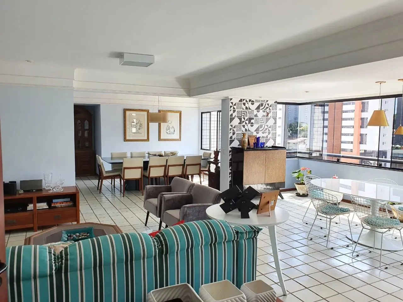 Ótimo apartamento com 240m², 4 quartos, 3 amplas suítes sendo 1 master com closet e hidro.